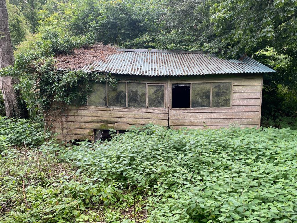 Lot: 170 - BARN AND BUILDING ON FIFTH ACRE PLOT - Building 1 - side view